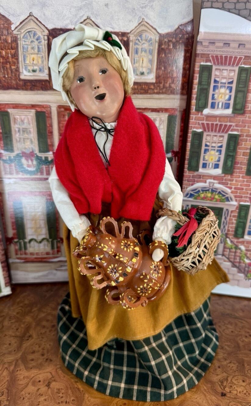 BYERS CHOICE Caroler ~ 2005 Woman w Redware Pottery Wassail Pot & Basket 13”